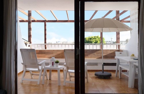 Costa Teguise Apartment | Vacation Apartment 'Casa Las Palmeras' with Shared Pool, Private Terrace and Wi-Fi