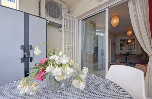 Marbella Apartment | First Line Beach Apartment with Sea Views, Pool, A/C & Wi-Fi