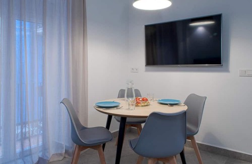 Barri Vell - Santa Creu Apartment | Moderno Piso de 2 Dormitorios con Balcón