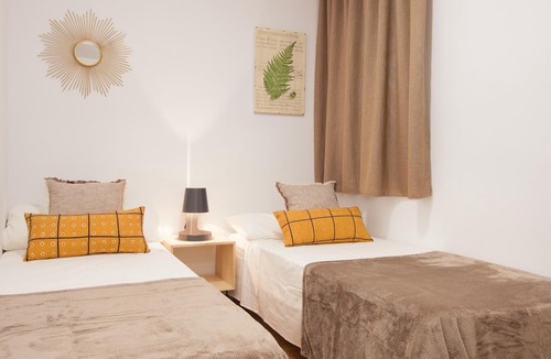 El Port Apartment | Europa Fira Apartment 33