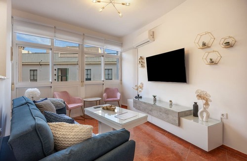Jerez de la Frontera Old Town Apartment | Apartment 'Apto La Justicia' with Shared Terrace, Wi-Fi and Air Conditioning