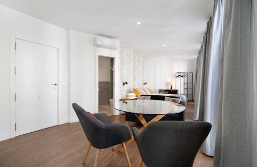 Jerez de la Frontera Old Town Apartment | Apartment 'Casa Milano 1' with Balcony, Wi-Fi and Air Conditioning