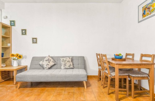 Santa Pola Apartment | Apartment 'Sunflower Siroco' with Balcony, Wi-Fi and Air Conditioning