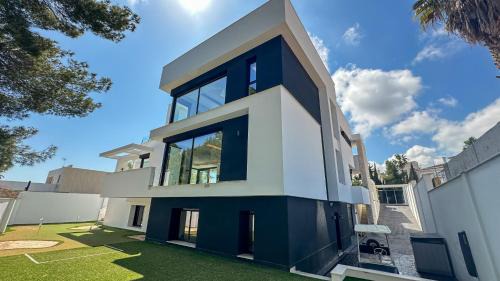 Orihuela Costa Villa | 4 bed minigolf Villa and downstairs independent apartment