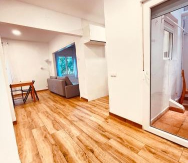 La Nova Esquerra de l'Eixample Apartment | Tarradellas 1 para 9 personas