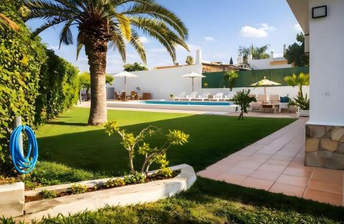Valencina de la Concepcion House | Chalet de Lujo con Piscina Privada cerca de Sevilla