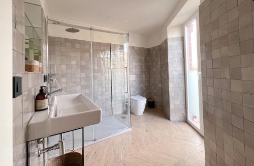 El Arenal Apartment | Homey Seville Top Notch Arfe III Apartment Near Cathedral 8 people