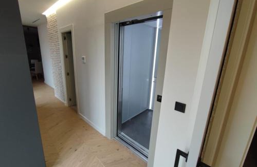 El Arenal Apartment | Homey Seville Top Notch Arfe III Apartment Near Cathedral 8 people