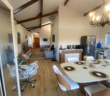 Goncalves Ski Chalet | Hidromassagem, Varanda e Vista Pedra do baú