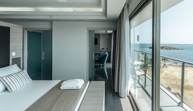 All-Inclusive Grand LifeSuite with Double Hydromassage Bath at the Ibiza Twiins