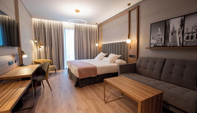 Hotel Giralda Center
