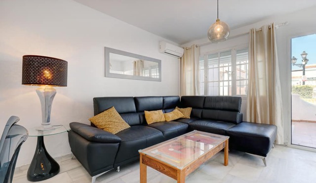Apartment 'Los Flamencos Manilva Apartment' with Sea View, Wi-Fi and Air Conditioning