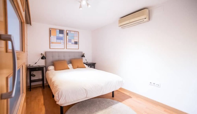 E3VAL1048 - Newly Decorated Flat closed to the cen