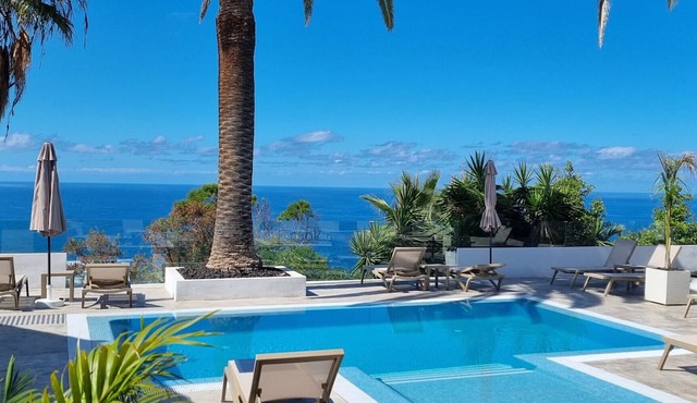 LOS ROQUES vistas al mar con terraza y jardín priv