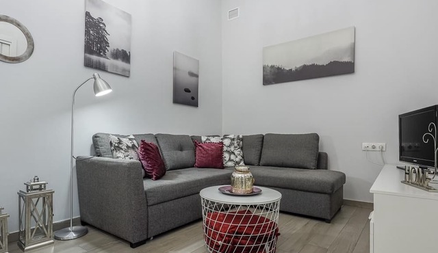 Modern & quiet apartment in typical Sevilla house