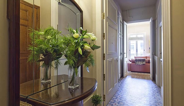 My Space Barcelona Near La Pedrera, 2 apartments for up to 14 pax