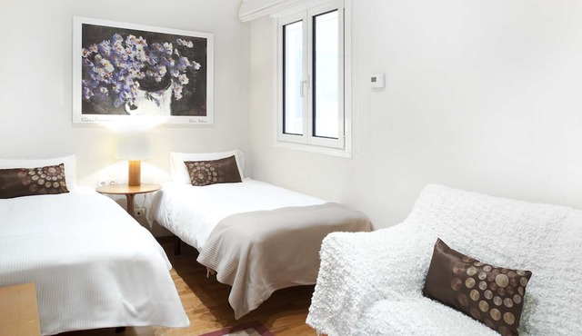 Three bedroom apartment Ronda Universitat - You Stylish