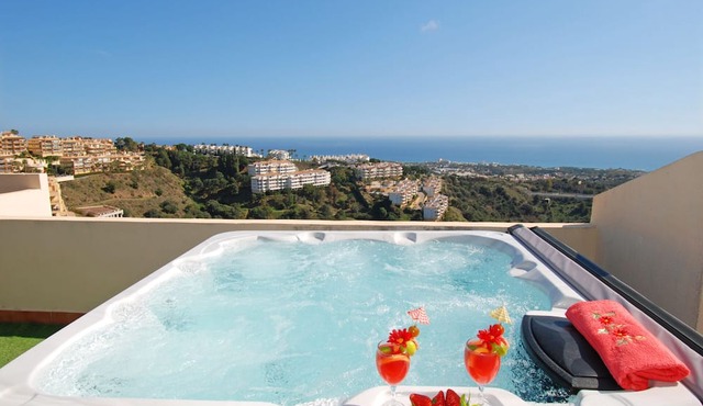 Sea View Penthouse with Private Jacuzzi & Huge Terrace – Cala 4