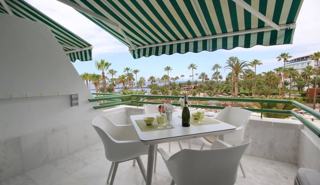 Luxury apartment on the first line of El Duque D11