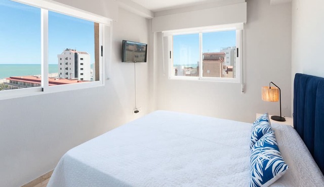 Cozy with mediterranean style, a few meters from the beach. A/C and free wifi. Terrace with sea views - only families