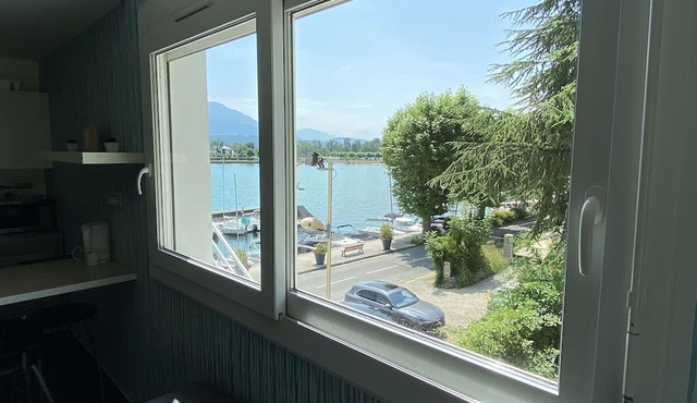 RELAXATION ON THE PORT. in Le Bourget-du-Lac