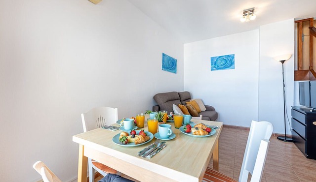 Bright apartment in Aloha playa