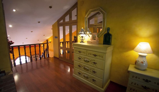 Apartment on the Alhambra's Front Line, Paseo de los Tristes. Free Parking