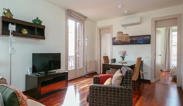 SUNNY AND NEW APARTMENT! NEXT TO THE SAGRADA FAMILIA. 3 BALCONIES OUTSIDE.