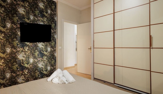 'Juderia Center Premium Suites Free Parking' Apartment with Balcony, Wi-Fi & Air Conditioning
