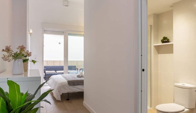 This modern apartment in Valencia combines contemporary design, comfort, and a strategic location to enjoy the city.It features a bright bedroom, a living room with a sofa bed and Smart TV, a fully equipped kitchen with state-of-the-art appliances, and a