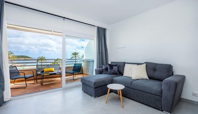 First Line Mediterranean Apartment with Sea Views, Wi-Fi and Air Conditioning