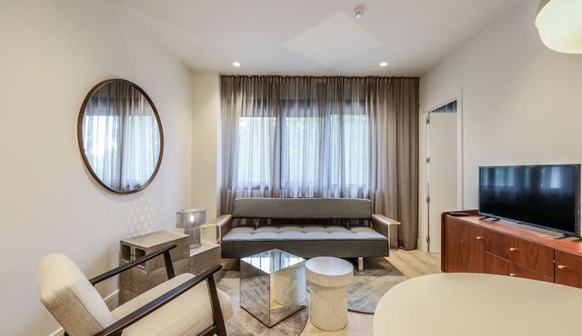 Modern apartment near the Royal Palace 11