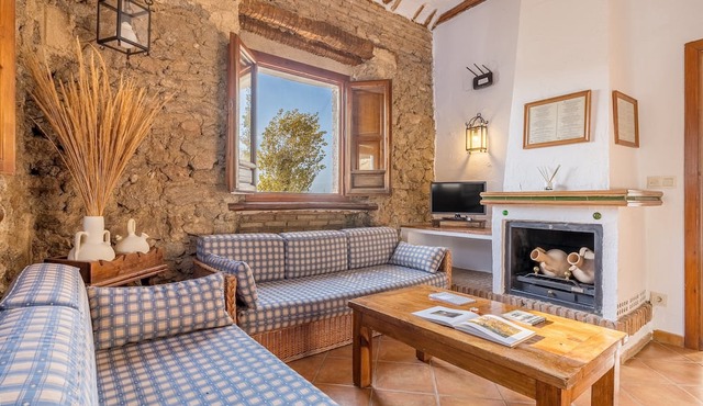 Apartment 'El Granero' with Mountain Views, Shared Pool and Wi-Fi