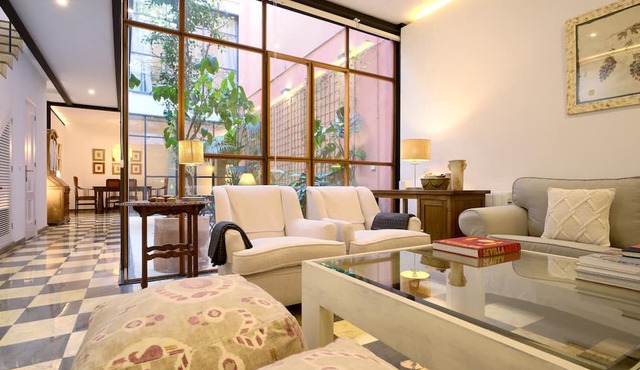 240m2 house with private parking included