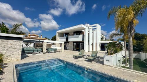 4 bed minigolf Villa and downstairs independent apartment